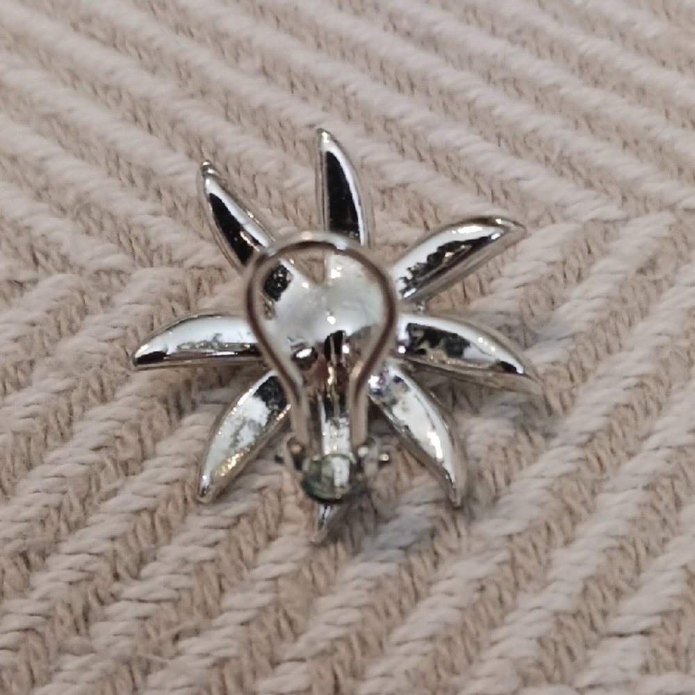 Elegant Silver and Pearl Flower Brooch - Picture 2 of 6